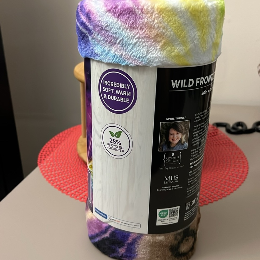 Super soft and plushy colorful cat blanket - Picture 3 of 4